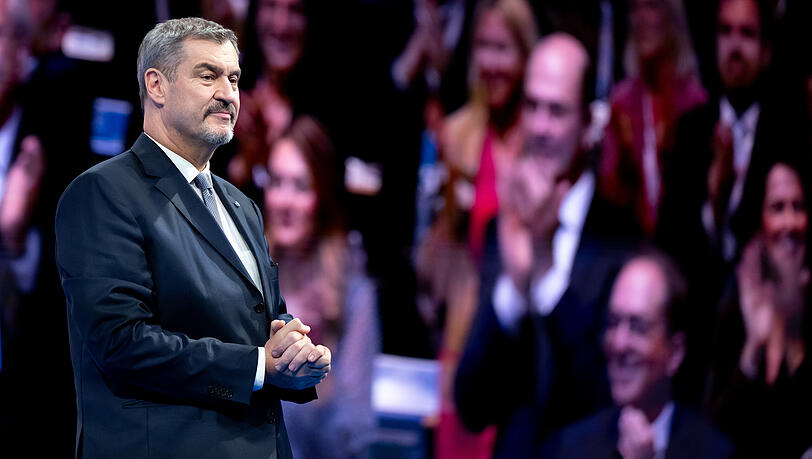 Markus Söder (CSU), CSU-Vorsitzender und Ministerpräsident von Bayern, steht nach seiner Rede beim CSU-Parteitag in der Messehalle auf der Bühne. +++ dpa-Bildfunk +++