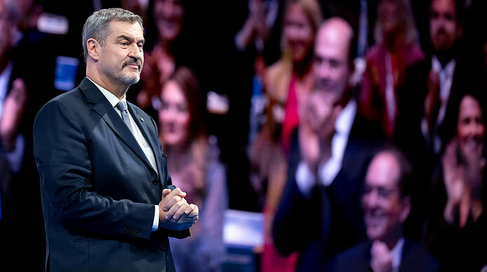 Markus Söder (CSU), CSU-Vorsitzender und Ministerpräsident von Bayern, steht nach seiner Rede beim CSU-Parteitag in der Messehalle auf der Bühne. +++ dpa-Bildfunk +++ Markus Söder (CSU), CSU-Vorsitzender und Ministerpräsident von Bayern, steht nach seiner Rede beim CSU-Parteitag in der Messehalle auf der Bühne. +++ dpa-Bildfunk +++