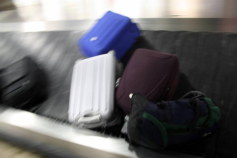 Am Gep&auml;ckband am Flughafen: W&auml;hrend andere Koffer ankommen, bleibt das Gep&auml;ck einer M&uuml;nchnerin nach einem Lufthansa-Flug seit Wochen spurlos verschwunden.