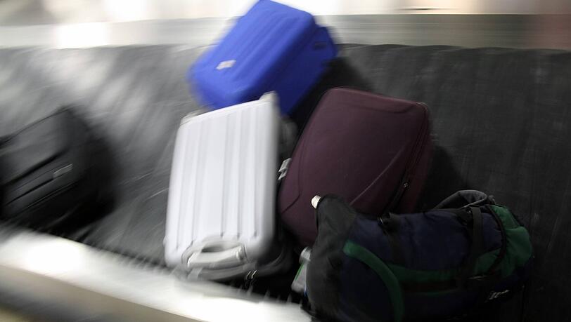 Am Gep&auml;ckband am Flughafen: W&auml;hrend andere Koffer ankommen, bleibt das Gep&auml;ck einer M&uuml;nchnerin nach einem Lufthansa-Flug seit Wochen spurlos verschwunden.