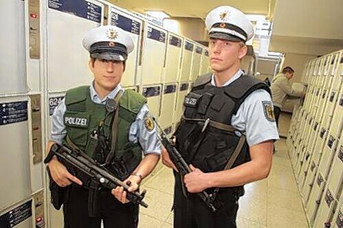 Auch den Mann im Hintergrund, der gerade sein Gepäck im Hauptbahnhof deponiert, hatten die beiden bewaffneten Beamten bereits im Visier.