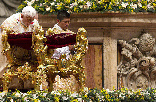 Der Papst hat im Petersdom in Rom die Mitternachtsmesse geleitet