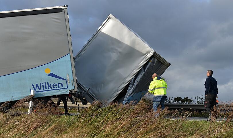 Der Anhänger eines Lastwagens kippt auf der A28 zwischen Leer und Filsum (Niedersachsen) kurz nach seinem Aufrichten wieder auf die Straße.