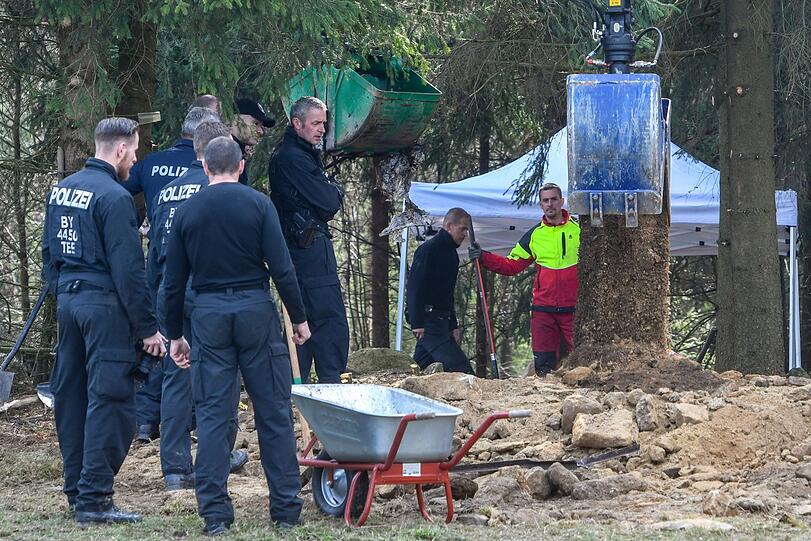 Einsatzkräfte der Polizei graben an einem möglichen Ablageort einer Mädchenleiche nahe Flossenbürg.