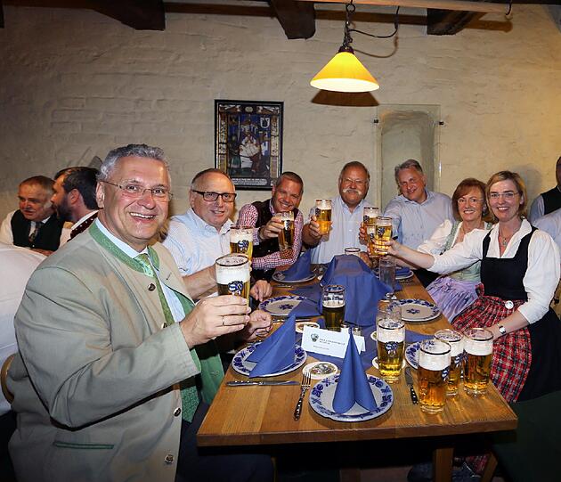 Staatsminister Joachim Herrmann mit den Wiesn-Wirten Toni Roiderer, Ricky Steinberg, Wiggerl Hagn, Christian Schottenhamel, Anneliese Haberl und Antje Schneider (v.l.).