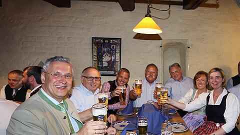 Staatsminister Joachim Herrmann mit den Wiesn-Wirten Toni Roiderer, Ricky Steinberg, Wiggerl Hagn, Christian Schottenhamel, Anneliese Haberl und Antje Schneider (v.l.).