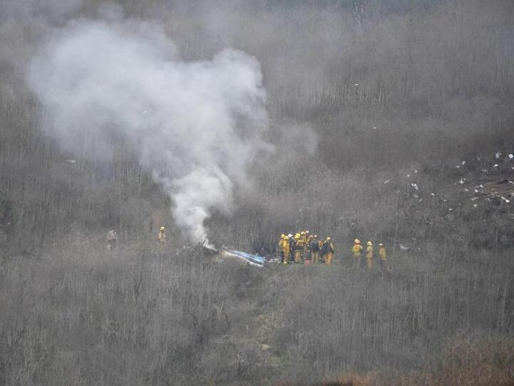 Feuerwehrleute arbeiten an der Unglücksstelle in Calabasas.