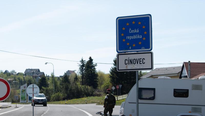 Ein tschechischer Soldat mit Mundschutz geht an der tschechischen Grenze an einem Wohnwagen entlang. Foto: Sebastian Kahnert/dpa-Zentralbild/dpa/Archivbild Ein tschechischer Soldat mit Mundschutz geht an der tschechischen Grenze an einem Wohnwagen entlang. Foto: Sebastian Kahnert/dpa-Zentralbild/dpa/Archivbild