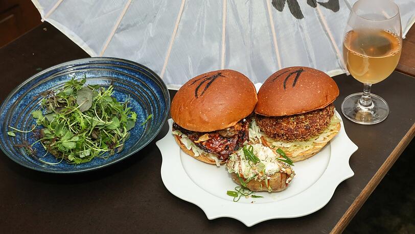 Neben zwei Burgersorten gibt es auch Salat - und sogar Glüh-Sake. Neben zwei Burgersorten gibt es auch Salat - und sogar Glüh-Sake.