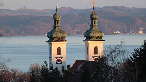 Blick auf den Starnberger See: Im Landkreis ist die Corona-Inzidenz zuletzt in die Höhe geschossen. (Archivbild)