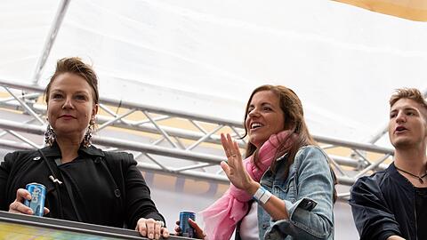 So war es 2019 noch: Kristina Frank (Mitte), damals Münchner OB-Kandidatin der CSU, tanzt beim Christopher Street Day auf einem Wagen.