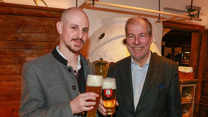 Julian Kinner (l.) und Michael F. Schottenhamel stoßen auf den Neuanfang an.