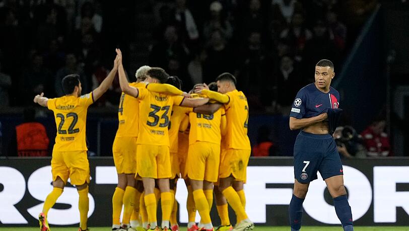 PSG-Star Kylian Mbappé (r) ist nach dem Siegtreffer des FC Barcelona bedient.