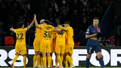 PSG-Star Kylian Mbappé (r) ist nach dem Siegtreffer des FC Barcelona bedient.