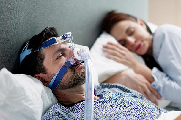 Wer unter Schlafapnoe leidet, dem kann eine CPAP Nasenmaske helfen.
