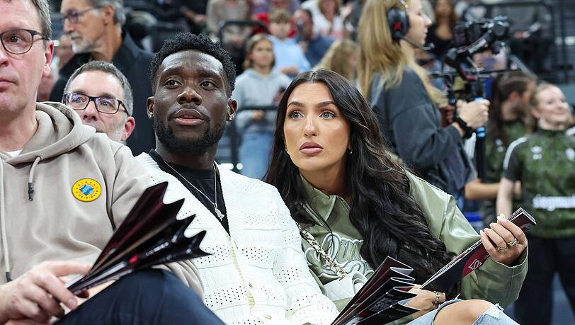 Alphonso Davies und seine Verlobte Sheyenne. Alphonso Davies und seine Verlobte Sheyenne.