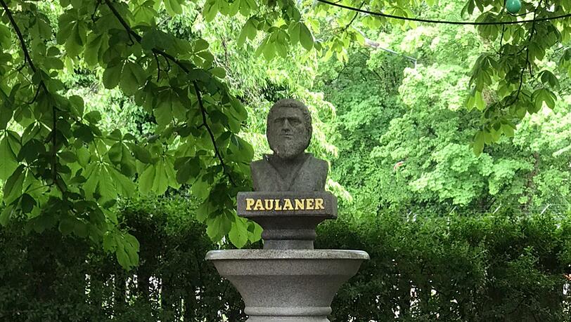 Zwei dieser Brunnen verlieh Künstler Rudi Reinstadler der Paulaner-Brauerei für die Wiesn. Jetzt ist einer spurlos verschwunden. Niemand weiß, wo er ist: weder der Künstler, noch Paulaner, noch die Stadt. Zwei dieser Brunnen verlieh Künstler Rudi Reinstadler der Paulaner-Brauerei für die Wiesn. Jetzt ist einer spurlos verschwunden. Niemand weiß, wo er ist: weder der Künstler, noch Paulaner, noch die Stadt.