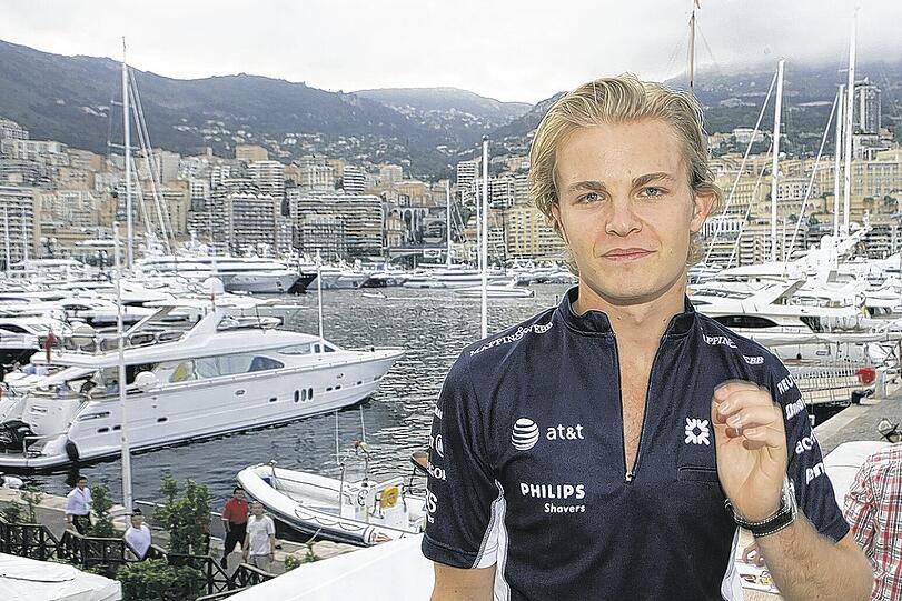 &bdquo;Monaco ist meine Heimat&ldquo;: Der Deutsche Nico Rosberg (23), der im Alter von gerade mal zwei Wochen ins Füstentum kam, vor dem berühmten Yachthafen. Foto: dpa