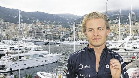&bdquo;Monaco ist meine Heimat&ldquo;: Der Deutsche Nico Rosberg (23), der im Alter von gerade mal zwei Wochen ins Füstentum kam, vor dem berühmten Yachthafen. Foto: dpa