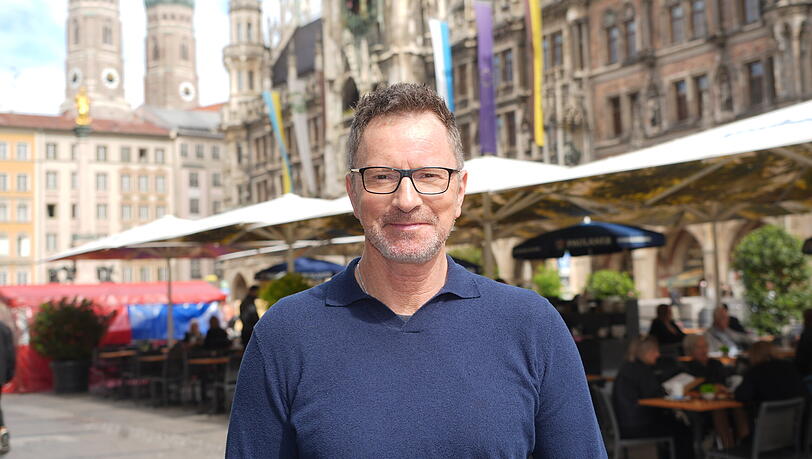 Thomas arbeitet als Unternehmensberater und ist beruflich viel unterwegs. Auf seinen Reisen testet er Toiletten in ganz Deutschland und l&auml;dt Videos auf Instagram und TikTok hoch &ndash; er erreicht damit Hunderttausende Menschen.