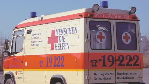 Beide Radfahrer trugen keinen Helm. Der Ältere musste mit dem Sanka ins Krankenhaus gebracht werden. Beide Radfahrer trugen keinen Helm. Der Ältere musste mit dem Sanka ins Krankenhaus gebracht werden.