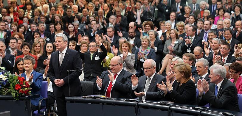Joachim Gauck ist neuer Bundespräsident. Die
Bundesversammlung wählte den früheren DDR-Bürgerrechtler am Sonntag
mit großer Mehrheit zum Nachfolger von Christian Wulff. Der
72-Jährige erhielt 991 von 1228 gültigen Stimmen, das entspricht
einer Zustimmung von gut 80 Prozent. Für Gaucks Gegenkandidatin Beate
Klarsfeld votierten 126 Delegierte.
