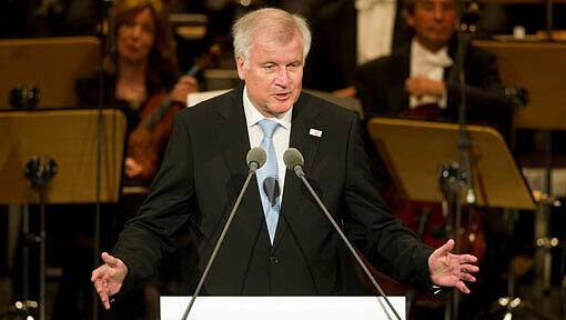 Ministerpräsident Horst Seehofer: Seine Rede zum Tag der Deutschen Einheit stellte die Techniker vor eine Herausforderung. Ministerpräsident Horst Seehofer: Seine Rede zum Tag der Deutschen Einheit stellte die Techniker vor eine Herausforderung.