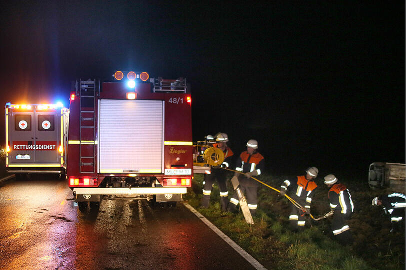 Nach Raserei mehrfach überschlagen: Die Bilder vom Feuerwehreinsatz.