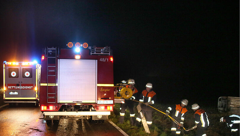 Nach Raserei mehrfach überschlagen: Die Bilder vom Feuerwehreinsatz. Nach Raserei mehrfach überschlagen: Die Bilder vom Feuerwehreinsatz.