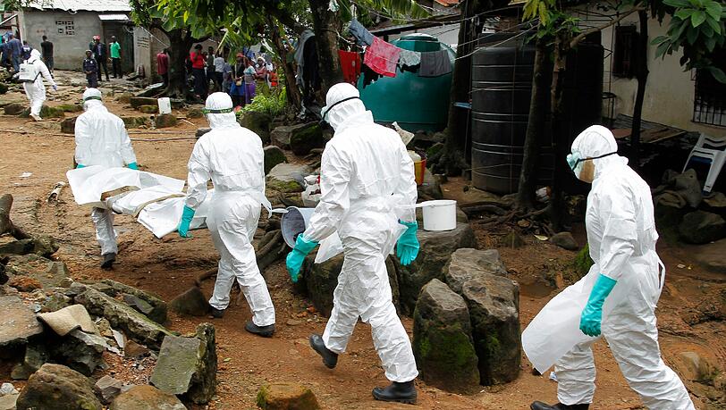 Szenen wie diese sind in Westafrika an der Tagesordnung, denn vor allem dort wütet der Ebola-Virus. Jetzt sieht ein UN-Beauftragter berechtige Fortschritte im Kampf gegen die Epidemie. Szenen wie diese sind in Westafrika an der Tagesordnung, denn vor allem dort wütet der Ebola-Virus. Jetzt sieht ein UN-Beauftragter berechtige Fortschritte im Kampf gegen die Epidemie.