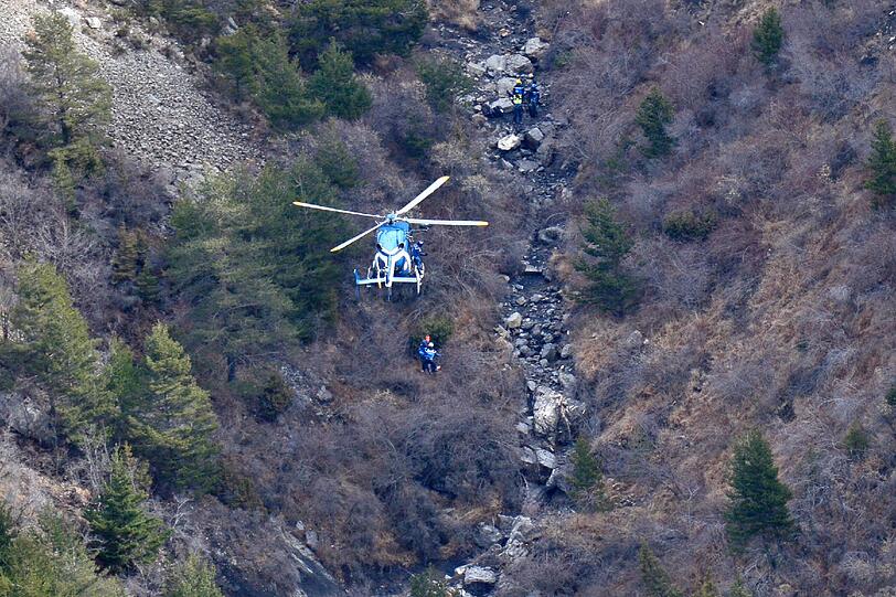 Ein Trümmerfeld: Die Bergungsarbeiten nach dem Absturz der Airbus-Machine von Germanwings werden Tage und Wochen dauern. Die Bilder...