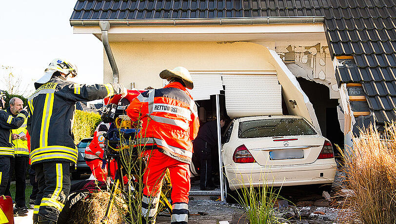 Am Dienstag krachte ein Taxi in Schleswig-Holstein in ein Reihenhaus. Der Fahrer wurde verletzt und musste in ein Krankenhaus gebracht werden. Am Dienstag krachte ein Taxi in Schleswig-Holstein in ein Reihenhaus. Der Fahrer wurde verletzt und musste in ein Krankenhaus gebracht werden.