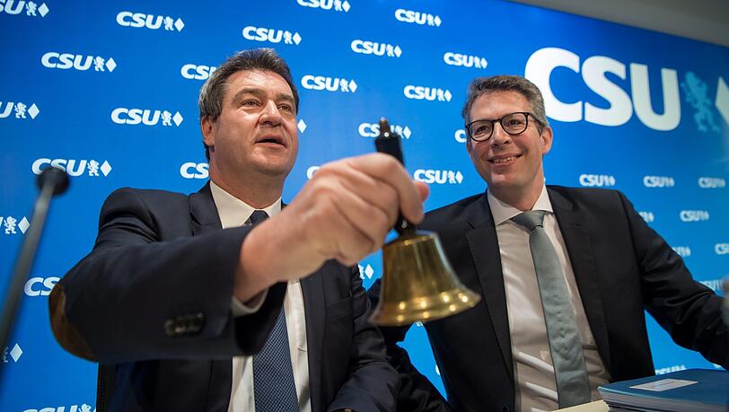 "Scheint zu funktionieren", sagt Markus Söder (l., neben ihm Markus Blume), als er erstmals per Glocke die Vorstandssitzung eröffnet. "Scheint zu funktionieren", sagt Markus Söder (l., neben ihm Markus Blume), als er erstmals per Glocke die Vorstandssitzung eröffnet.