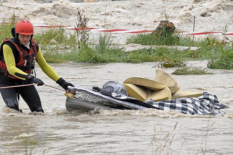 Einsatzkräfte der Wasserrettung bergen Habseligkeiten aus dem Obdachlosenlager unter der Reichenbachbrücke.