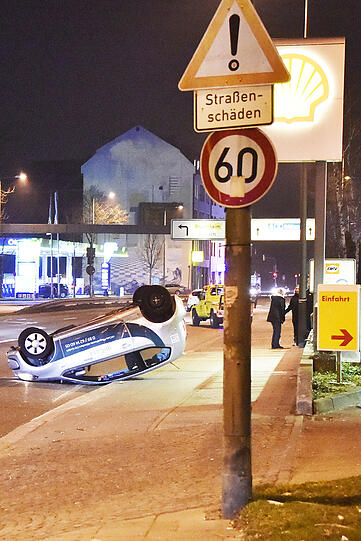 Der VW up landete auf dem Dach, die Fahrerin wurde nur leicht verletzt.
