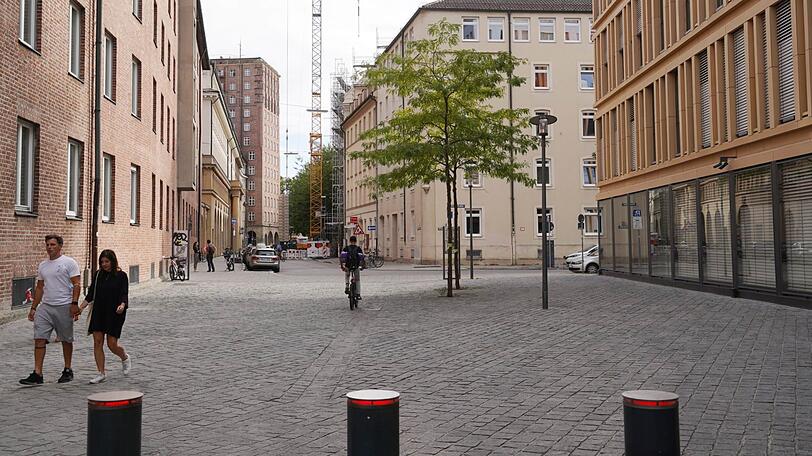 Auch hier, im hinteren Teil des Jakobsplatzes, könnte die Stadt Sitzplätze für die Jugend bereitstellen.