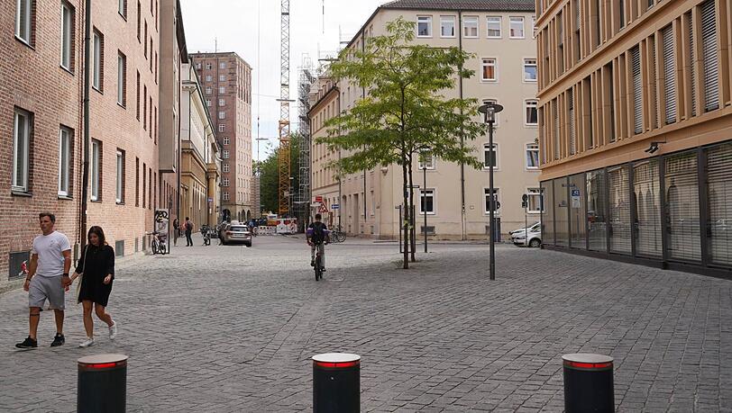 Auch hier, im hinteren Teil des Jakobsplatzes, könnte die Stadt Sitzplätze für die Jugend bereitstellen. Auch hier, im hinteren Teil des Jakobsplatzes, könnte die Stadt Sitzplätze für die Jugend bereitstellen.