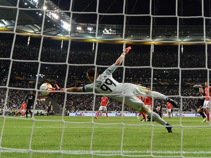 Sebastian Rode (M.) erzielte das entscheidende Tor zum 2:0.