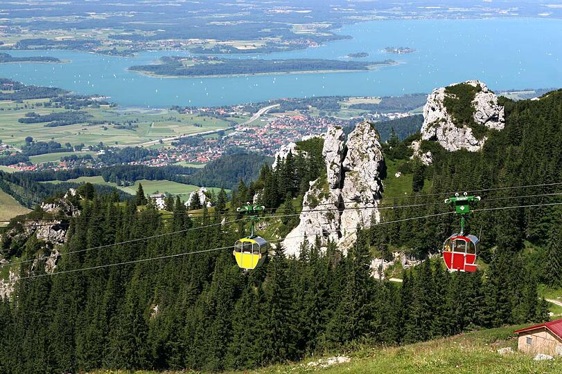 Falls Sie noch keine Idee für ein Weihnachtsgeschenk haben, wie wäre es mit einem Kombiticket für vier Bergbahnen und einen erholsamen Thermenaufenthalt zu einem Supersparpreis von 75 €?