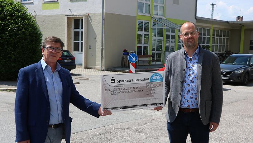 Sache erledigt: Christoph Zellner (r.) vom Landshuter Brauhaus und Jürgen Handschuch, Geschäftsführer vom Landshuter Netzwerk. Sache erledigt: Christoph Zellner (r.) vom Landshuter Brauhaus und Jürgen Handschuch, Geschäftsführer vom Landshuter Netzwerk.