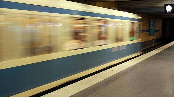 Am Halt Sendlinger Tor stieß der 43-Jährige die Frau aus der U-Bahn. (Symbolbild)