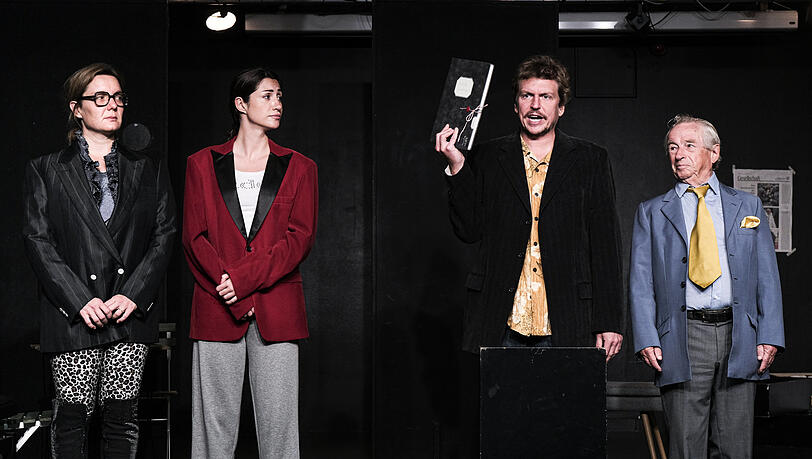 Mara Widmann, Chiara Piu, Franz-Xaver Zeller, Chiara Piu und Gerd Lohmeyer in „Schtonk“. Mara Widmann, Chiara Piu, Franz-Xaver Zeller, Chiara Piu und Gerd Lohmeyer in „Schtonk“.