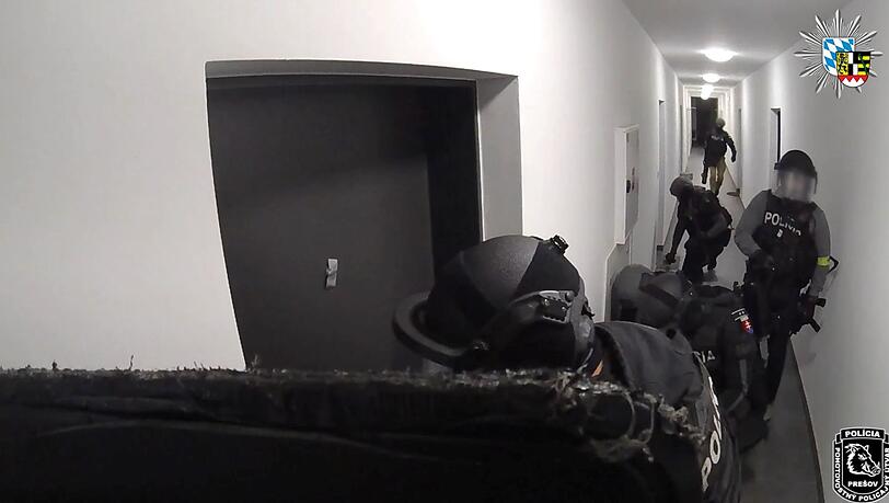 Die slowakische Polizei stürmt ein Appartement - hinter dieser Tür vermuteten sie den Ursprung vieler Schockanrufe. (Handout)