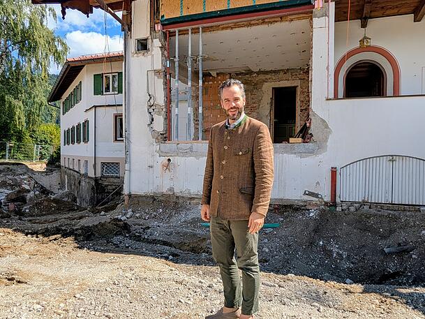 Der neue Gesch&auml;ftsf&uuml;hrer Fabien Grzimek vor dem fr&uuml;heren Eingangsbereich.