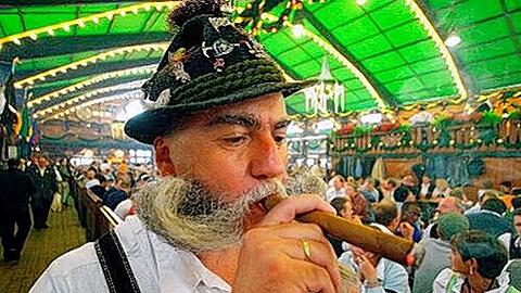 Das Rauchen im Bierzelt: Heuer ist es erstmals strikt verboten.