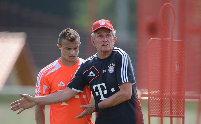 Jupp Heynckes dirigiert seine Spieler.