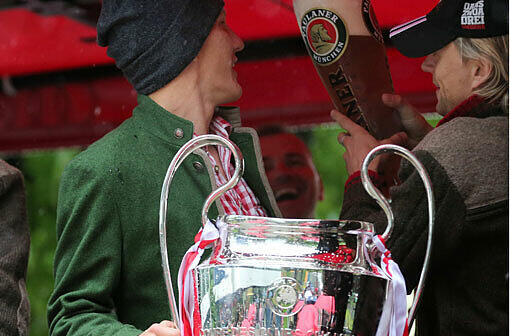 Bastian Schweinsteiger bei der Triple-Feier mit dem Champions-League-Pokal.