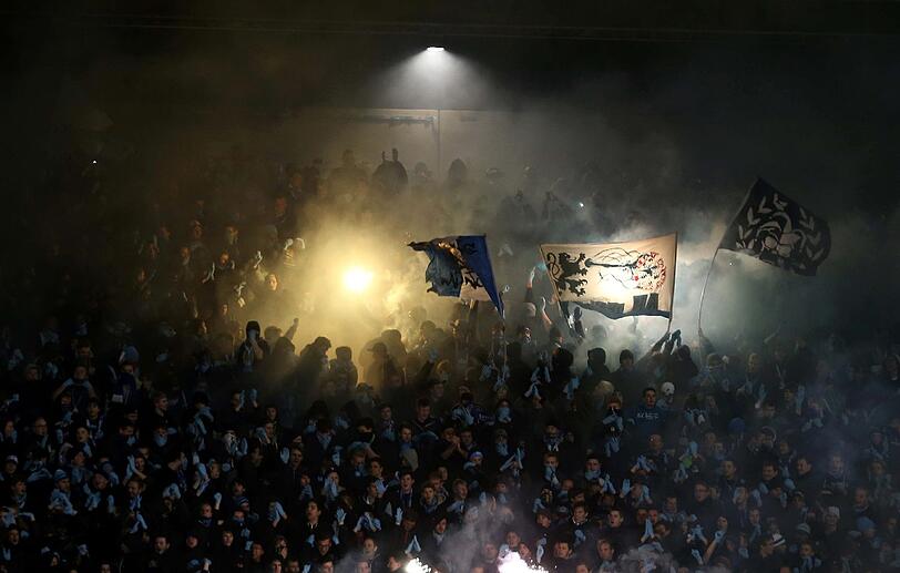 Derby-Time im Grünwalder Stadion: Am Mittwochabend traf der TSV 1860 II auf den FC Bayern II: Bengalische Feuer wurden sowohl von den 1860- als auch von den Bayern-Fans abgebrannt.