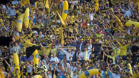 Total Banane! Die aufblasbaren Chiquita-Bananen sind seit einem Vierteljahrhundert bei BVB-Fans Kult - 1989 verwandelten die Südfrüchte beim Pokalfinale Borussia Dortmund gegen Werder Bremen das Olympiastadion in eine schwarz-gelbe Arena.