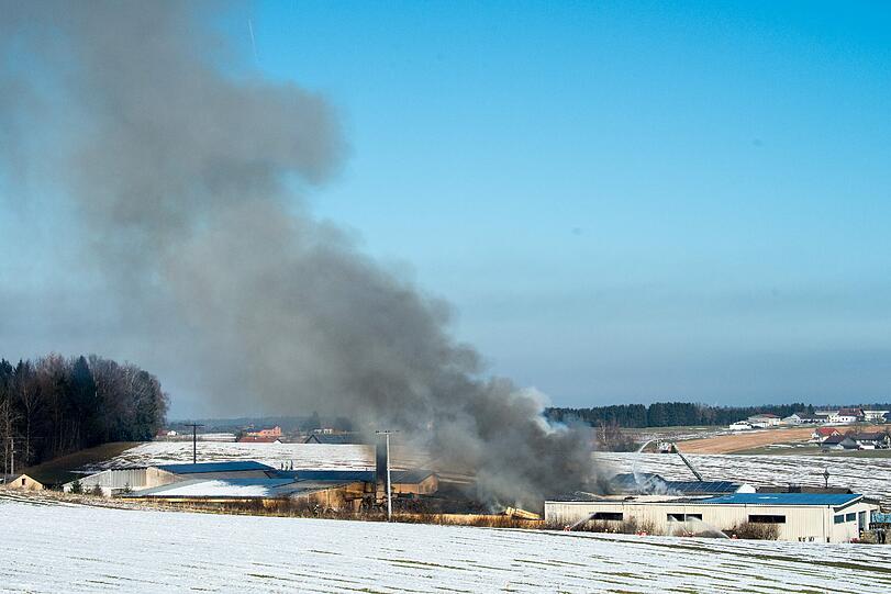 Großbrand in Matratzenfabrik in Niederbayern - die Bilder